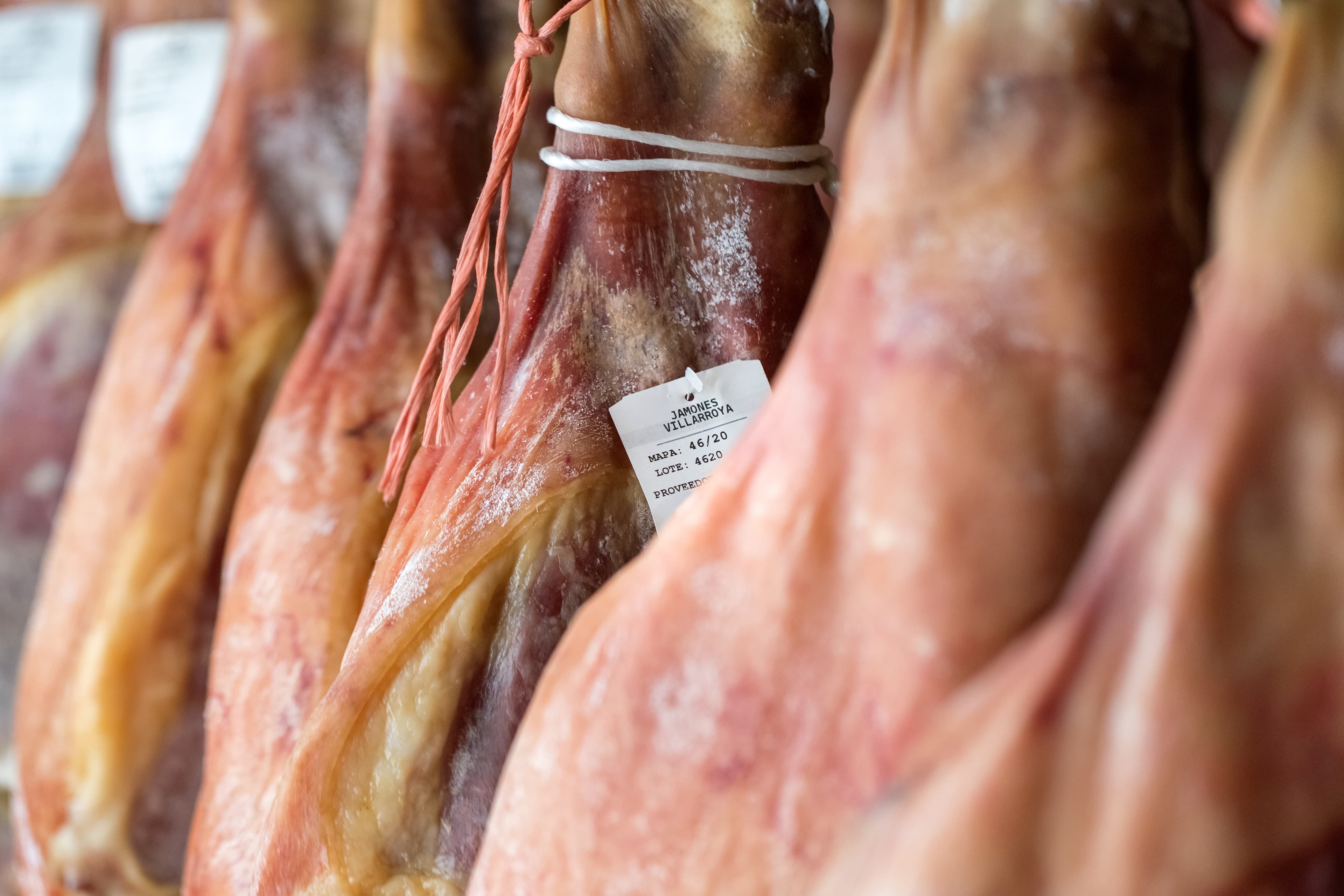 Detalle de jamones con etiqueta de seguimiento unitaria